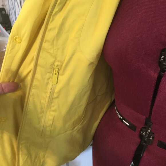 Lululemon goose down puffer style jacket, yellow in color excellent shape size 4 - Picture 5 of 8